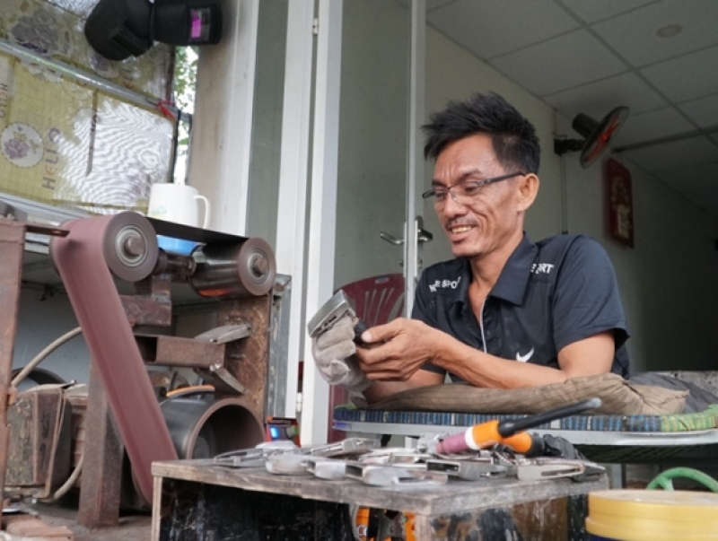 Anh thợ cơ khí liệt nửa người, bước tiếp bằng đôi tay còn lại